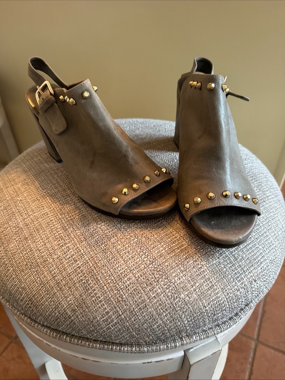 NWT Stuart Weitzman Commador studded Open-Toe Slingback Heels in Olive